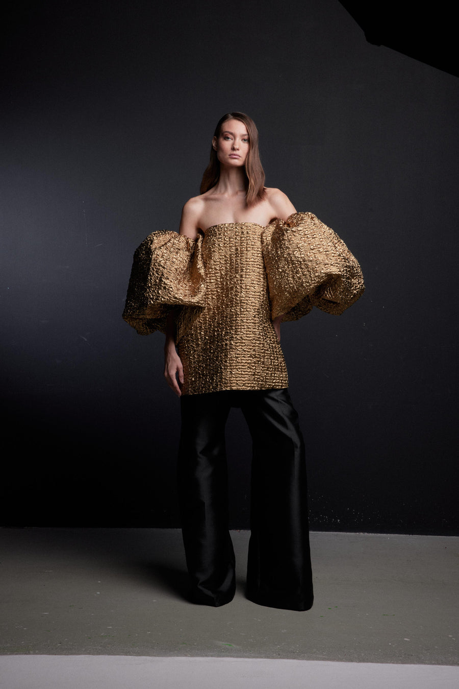 METALLIC STRAPLESS TOP WITH BUBBLE SLEEVES